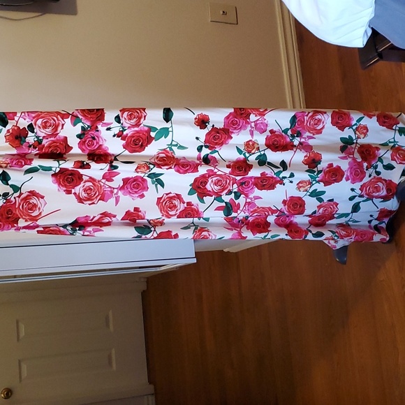 Halter style maxi dress one size floral off white, pink green. S1 - Picture 3 of 5